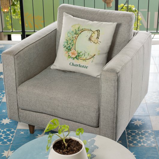 フローラパーソナライズされたバタフライ文字Cモノグラム クッション