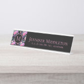 フローラパーソナライズされたピンクブラックモノグラム デスクネームプレート (正面)