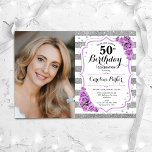 フローラパープルシルバーホワイト写真50誕生日 招待状<br><div class="desc">エレガントフローラ50歳のフェミニン誕生日の招待状と写真。グラム、白とラベンダーパープルとフェイクグリッター銀。機能ストライプ、ライトライトパープルバラ、スクリプトフォントと紙吹雪。大人スタイリッシュのお祝いパーティーに最適。独自の詳細でパーソナライズどんなカスタマイズ年でもいい！印刷されたZazzle招待状または即時ダウンロードのデジタル印刷可能なテンプレート。</div>