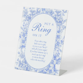 フローラビクトリアンが何か青い物にリングや輪を置く 台座サイン