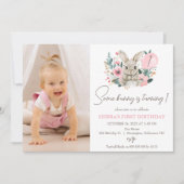 フローラピンクと写真いくつかのバニー1歳の誕生日 招待状 (正面)