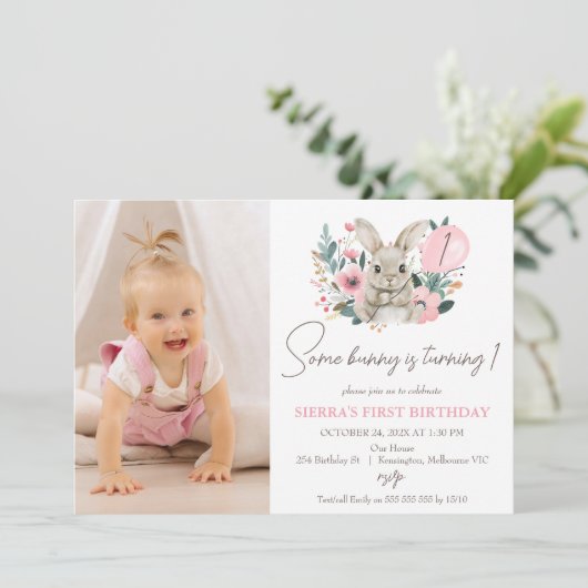 フローラピンクと写真いくつかのバニー1歳の誕生日 招待状 (スタンド正面)