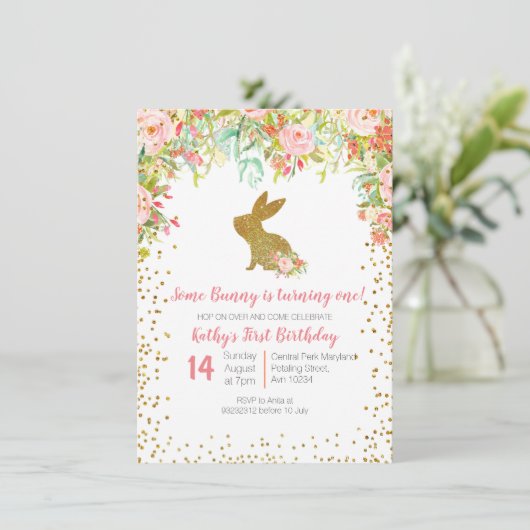 フローラピンクと金ゴールドバニー誕生日フローラ 招待状 (スタンド正面)