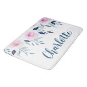フローラピンクのバラの水の色パーソナライズされた名 バスマット (アングル)