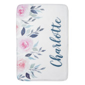 フローラピンクのバラの水の色パーソナライズされた名 バスマット (正面縦)