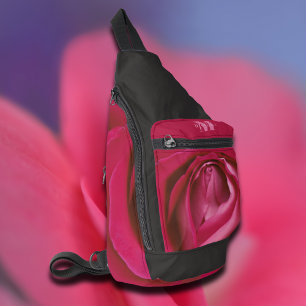 フローラピンクのバラの花モノグラムのスリングバッグ スリングバッグ