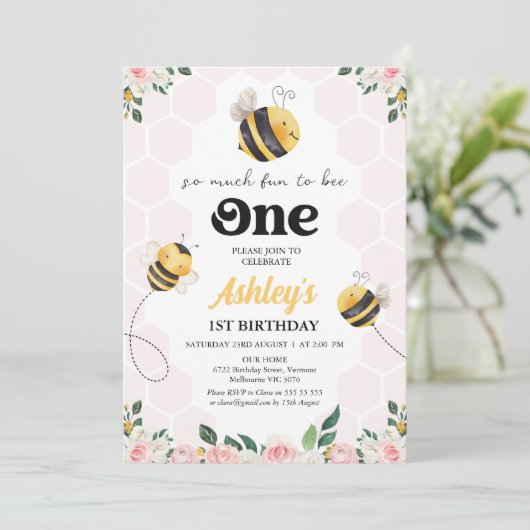 フローラピンクイエローおもしろいワンビー1歳の誕生日 招待状 (スタンド正面)