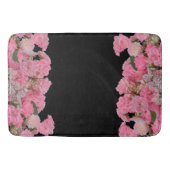 フローラピンク白い花の黒い背景 バスマット (正面)