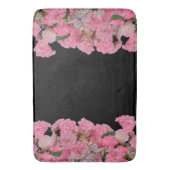 フローラピンク白い花の黒い背景 バスマット (正面縦)