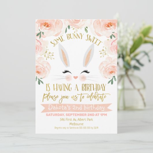 フローラピンク金ゴールドバニー顔誕生日招待状 招待状 (スタンド正面)