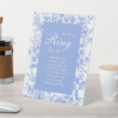 フローラフランスのが何か青い物にリングや輪を置く 台座サイン (インサイチュ)