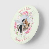 フローラフレームカップルフォトとパーソナライズされた文字 ラウンド壁時計 (傾斜)