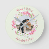 フローラフレームカップルフォトとパーソナライズされた文字 ラウンド壁時計 (正面)