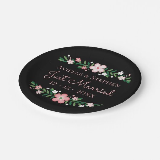 フローラブラックたった今結婚しましたピンクフ結婚ラワーズ ペーパープレート (アングル)