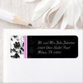 フローラブラック、ホワイト、およびピンク差出人住所ラベル ラベル (インサイチュ)