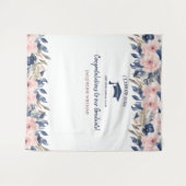 フローラブルーとピンクの卒業写真の背景 タペストリー (正面(横))