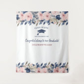 フローラブルーとピンクの卒業写真の背景 タペストリー (正面)