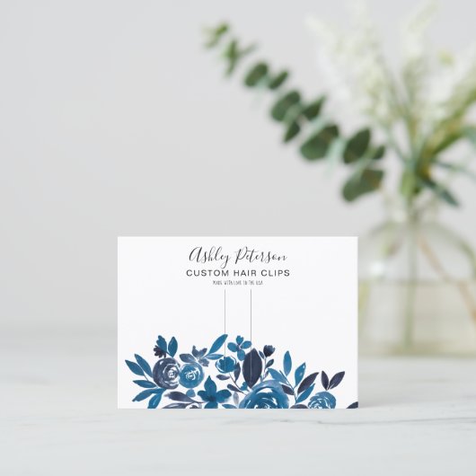 フローラブルーの水彩ヘアクリップバレットディスプレイ 名刺 (スタンド正面)