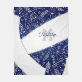 フローラペイズリー模様ネイビーブルーホワイトバレーボール フリースブランケット (正面)