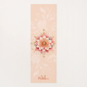 フローラマンダラコーラルピンク金ゴールドシック名モノグラム ヨガマット (裏面)