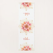 フローラマンダラピーチピンクコーラルシックネームモノグラム ヨガマット (裏面)