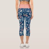 フローラモダンコーラル、ネイビー、ミントグリーンパターン（の模様が）ある カプリレギンス (裏面)