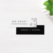 フローラモダンブラック&ホワイトの結婚ハッシュタグカード (デスク)