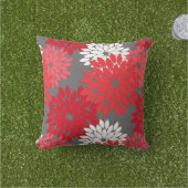 フローラモダンプリント、コーラルレッド、グレー アウトドアクッション (芝生)