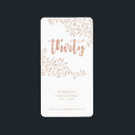 フローラモダンホワイト&バラ金ゴールド30th Birthday ラベル<br><div class="desc">フローラ白とバラの金ゴールドパーソナライズされたパーティーの好意ラベル30歳または30周年。ミニチュアのハーシーのチョコレートラベル/ラッパーに使用できる。文字「Thirty」をシミュレートバラ金ゴールドグリッターと花エレガント柄でフィーチャー。上品モダンでシック。名カスタマイズ前、年齢、誕生年と短いメッセージを持つ感謝してい。</div>