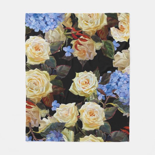 フローラモダン柄、白いバラ、青いあじさい フリースブランケット (正面)