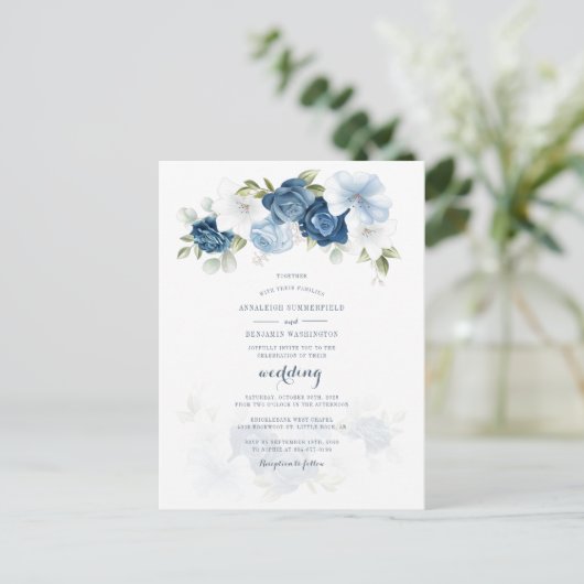 フローラモダン植物性ほこりっぽいブルー結婚ズ インビテーションポストカード (スタンド正面)