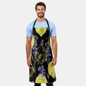 フローララベンダーレモンヴィンテージイラストレーション エプロン (着用した状態)