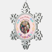 フローラリースチェシャーキャットピンクのクリスマスフォト スノーフレークピューターオーナメント (右)