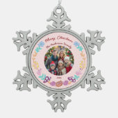 フローラリースチェシャーキャットピンクのクリスマスフォト スノーフレークピューターオーナメント (正面)