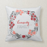 フローラリースパーソナライズされたモノグラムレッドグレー クッション<br><div class="desc">家族パーソナライズされたの紋章または紋章とフローラリースデザイン。アクセンシンプルトモダン装飾用クッションやクッションのエレガントトレンディーパターンやデザインのや。明るい灰色の背景と赤、珊瑚、灰色の花のリースとカスタムあなたの家族の名前、モノグラムまたはイニシャル。クリックはカスタマイズ、この枕またはクッションをパーソナライズするために「it」ボタン。このトレンディーコンテンポラリーリースパターモダンンは、ソファ、ラウンジ、リビングルーム、ベッドルーム、ボート、ビーチハウス、ホリデーハウス、キッチン、ホームデッキ、大学、オフィスに最適である。独自のフォントと色を選択して独自にする。家族、クリスマス、誕生日、記念日または結婚婚約ギフトに最適。その他の色については、zazzle.com/D_Zone_Designsを参照</div>