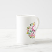 フローラリース名Mugイニシャルカスタムギフト彼女のために ボーンチャイナマグカップ (正面右)