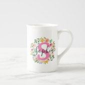 フローラリース名Mugイニシャルカスタムギフト彼女のために ボーンチャイナマグカップ (右)