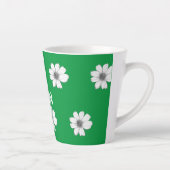 フローラルパターンアイリッシュグリーン名前をカスタムする カフェラテマグ (右)