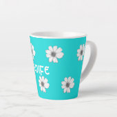 フローラルパターンティール（緑がかった色）ブルー名前をカスタムする カフェラテマグ (右アングル)