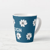 フローラルパターンティール（緑がかった色）ブルー名前をカスタムする カフェラテマグ (右アングル)