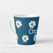 フローラルパターンティール（緑がかった色）ブルー名前をカスタムする カフェラテマグ (左アングル)