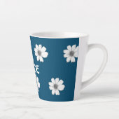 フローラルパターンティール（緑がかった色）ブルー名前をカスタムする カフェラテマグ (右)