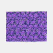 フローラルパターン15.パープル.b DBlue BG フリースブランケット (正面(横))