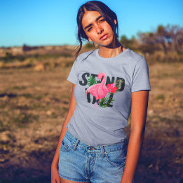 フローラルフラミンゴ 立って強くある女性 Tシャツ