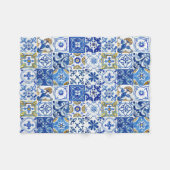 フローラ地中海のブルー、ホワイト、イエローパターン フリースブランケット (正面(横))