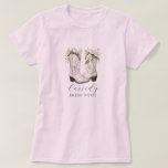 フローラ女性のカーボーイブーツブライドポッセカスタムピンク Tシャツ<br><div class="desc">この水色の女性のカーボーイブーツティーでスタイルの花嫁のポーズを丸める。ウェスタンをテーマにした週末のバチェロレッテ、田舎風の牧場の休暇、カントリー・シックなお祝いに最適。柔らかいフローラブーツカスタムとスクリプト名を使用し、ブーツと美しいを持って来る花嫁とその友人のために作られている。クルーをコーディネートし、一致する思い出を作る。バチェロレッテバッシュでブライダルパーティに贈れ！Tシャツのスタイル。</div>