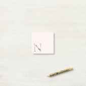 フローラ文字「N」モノグラム注記 ポストイット (デスク上)