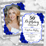 フローラ王室のブルーシルバーフォト50誕生日 招待状<br><div class="desc">エレガントフローラフェミニンの50歳の誕生日の招待状とカードの裏の写真。グラムホワイト王室の、ブルーのデザインとフェイクグリッター銀。機能ストライプ、サファイアブルーバラ、スクリプトフォントと紙吹雪。大人スタイリッシュのお祝いパーティーに最適。独自の詳細でパーソナライズどんなカスタマイズ年でもいい！印刷されたZazzle招待状または即時ダウンロードのデジタル印刷可能なテンプレート。</div>