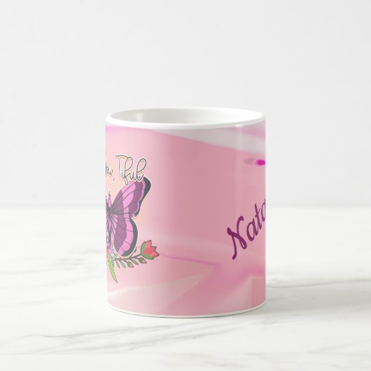 フローラ紫色の蝶のピンク コーヒーマグカップ (中央)