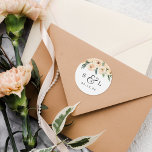 フローラ結婚の日付とカップルのイニシャル ラウンドシール<br><div class="desc">クラシックデザインテーマのアンパサンドで区切られたイニシャルと美しい花飾り。日付は結婚斜体のセリフで表示される。これらのシールの上には手の花束が置かれ絵を描、金ゴールドグリッターのシャワーに対して、赤面のピンクの花と緑豊かなフェイク緑がある。このページのコレクションのリンクを参照して一致する製品を探すか、詳細については当社のストアを参照デザイン!感じ連絡ごもし質問は！</div>